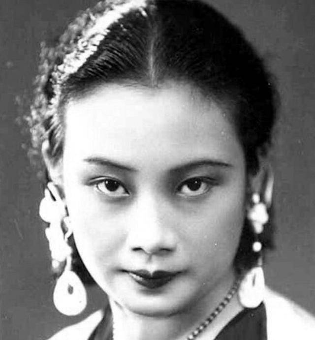 1939年,胡蝶产下一女,取名"若梅,梅花香自苦寒来,傲立寒霜而洁身自好