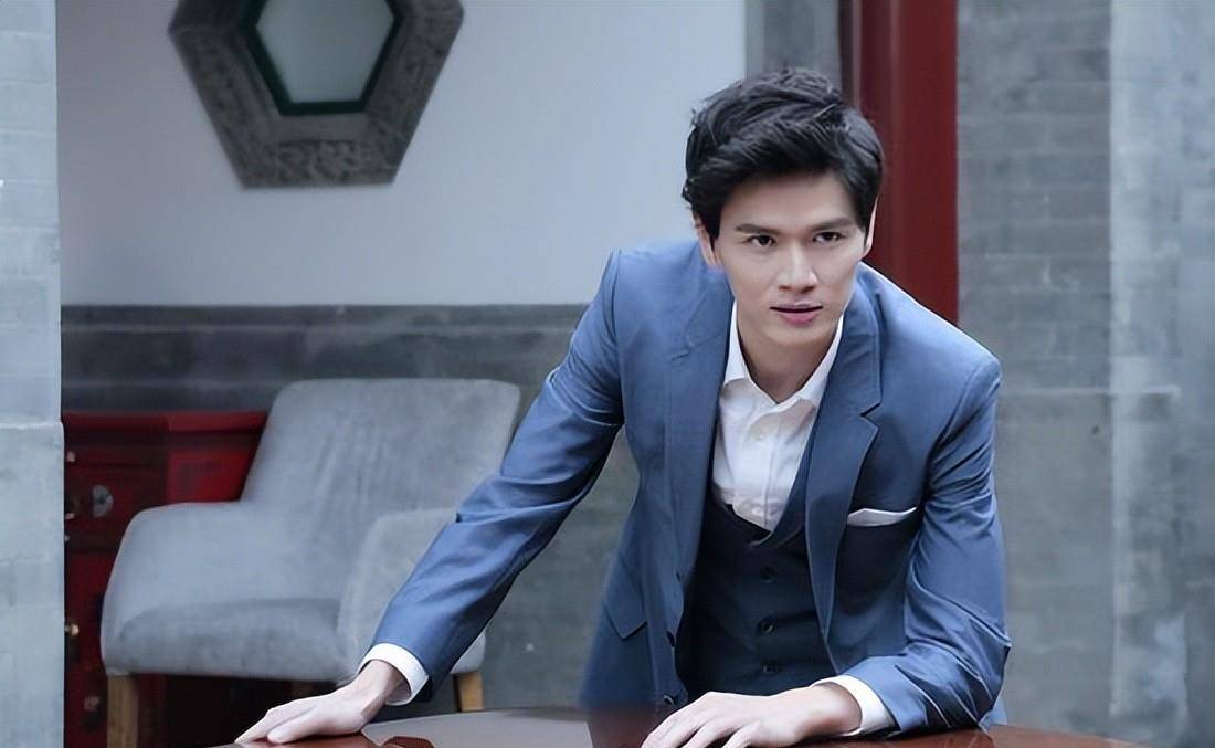 曾打败过林丹的鲍春来,从运动员转型为话剧演员,40岁仍未婚未育