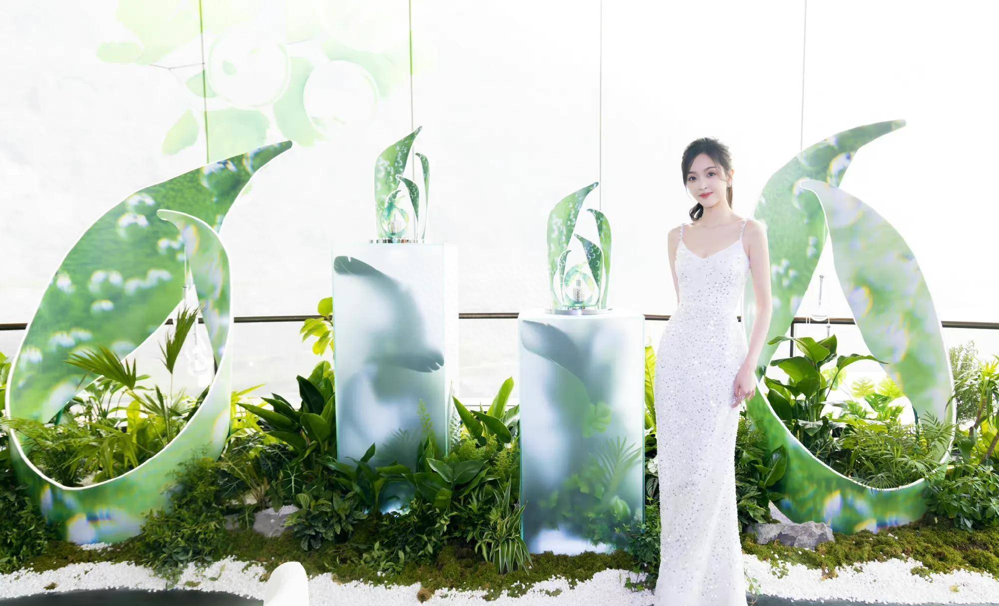 吴宣仪穿吊带深v镶钻白裙勾勒曼妙身姿 大秀美背优雅高贵 又纯又欲