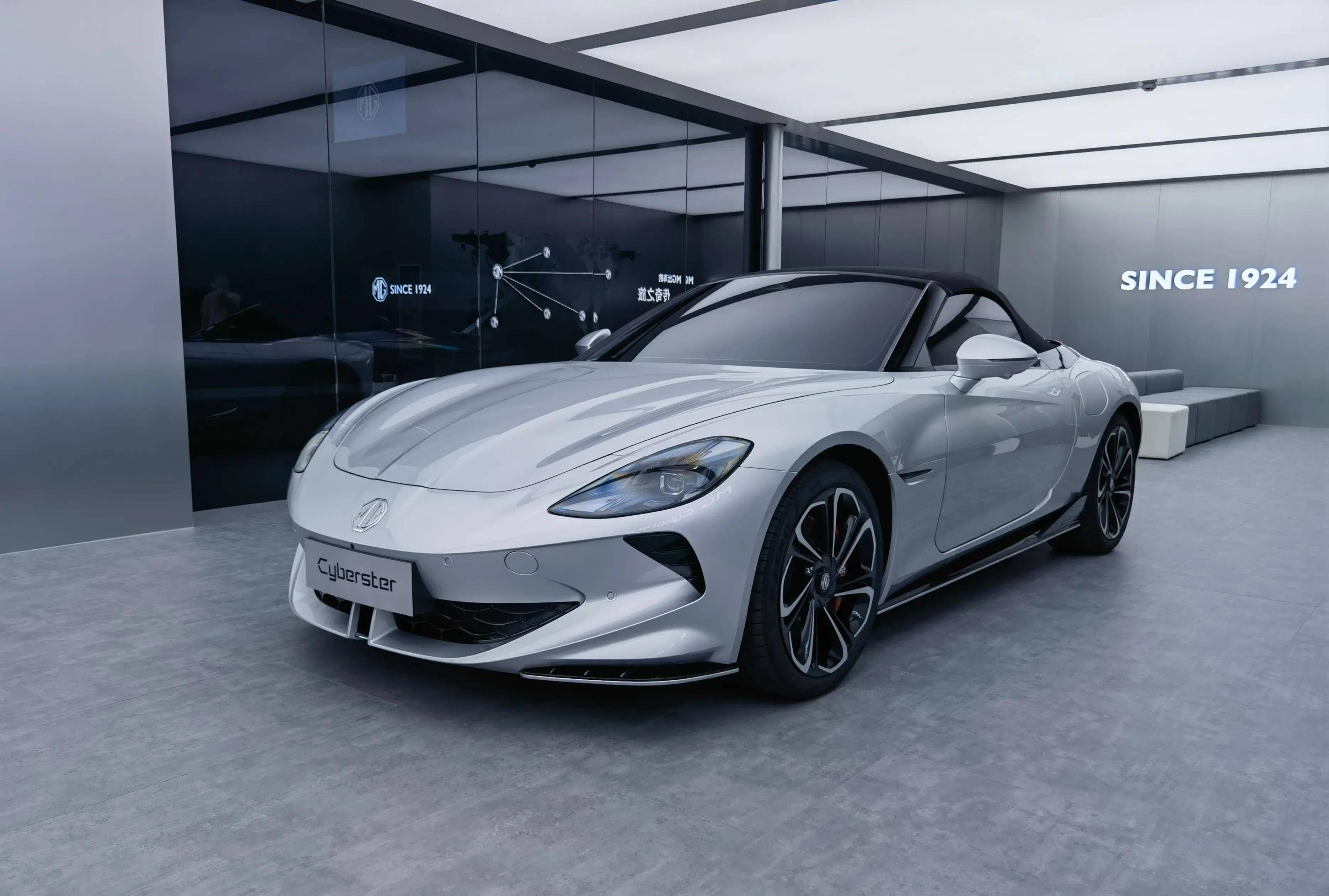 名爵cyberster纯电敞篷剪刀门车型盛装登场_搜狐汽车_搜狐网