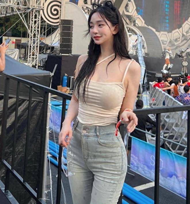 韩国"蚂蚁腰女神"凭借美貌吸引50万粉丝_身材_金多延_牛仔裤