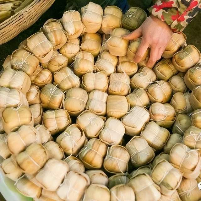 这里还有黄豆与红糖做成的黄粑,威宁的荞麦粑,织金的发粑.