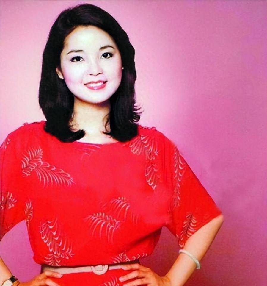 邓丽君的整体穿搭,为何现在看起来还是这么的时尚漂亮?