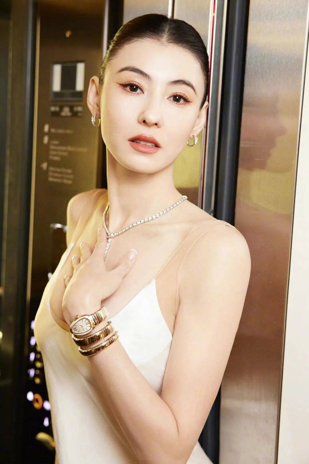 【张柏芝性感写真图】一袭吊带白裙,肤白皙如冬雪,身婀娜如灵蛇_活动