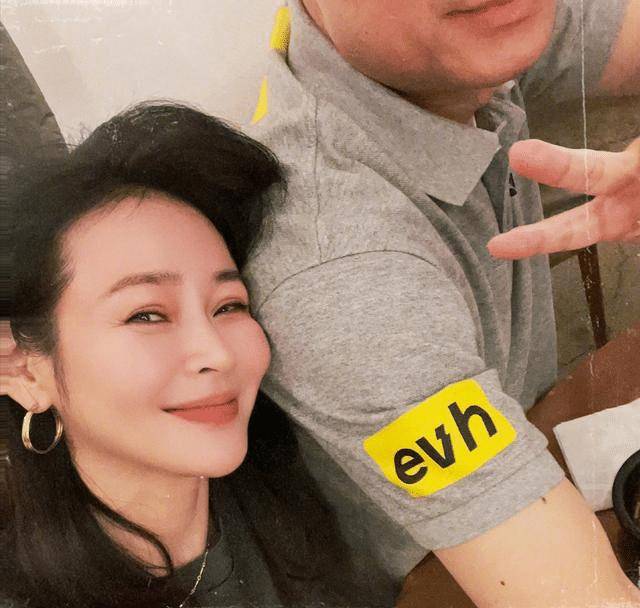 相亲嫁给一个普通人,婚后从来不用做饭,于明加被老公宠成公主_胡俊