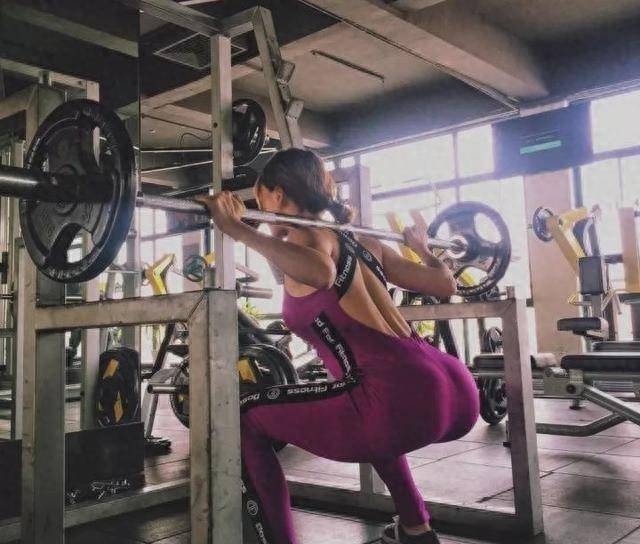 泰国健身女神很励志,身材傲人,男粉丝认可他,他却直接拒绝了