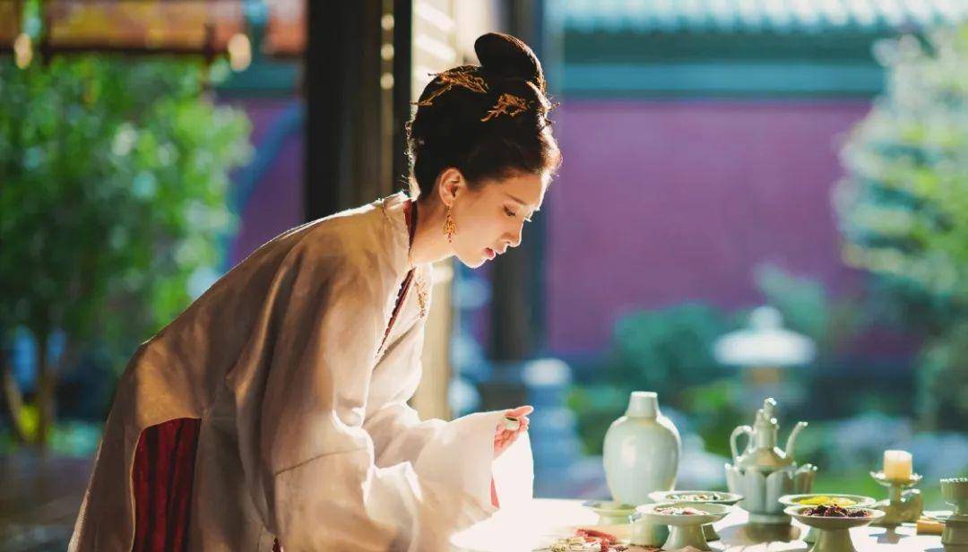 手捻残花,无言倚屏.镜里相看自惊,瘦亭亭.