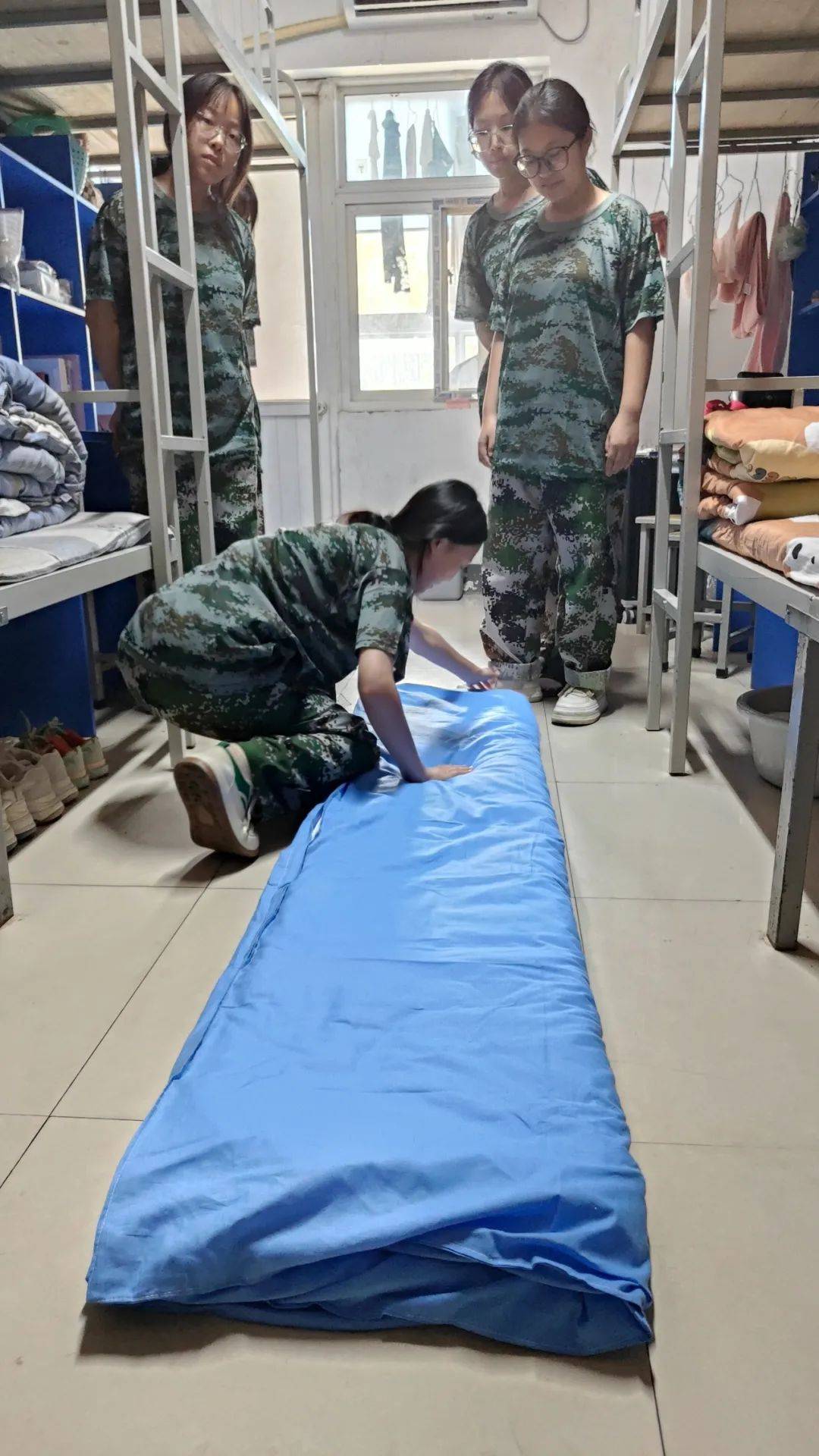 激情飞扬】医学院开展新生宿舍内务训练及评比活动_生活_军训