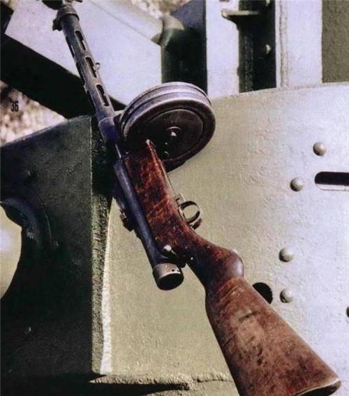 "简单粗暴"苏式经典武器,横行街头的巷战利器,德军也爱不释手_冲锋枪