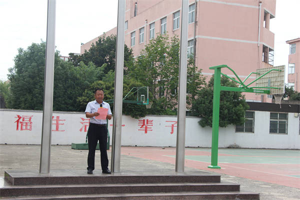 盱眙县马坝初级中学举行新学期升旗仪式_初中_师生_运动场