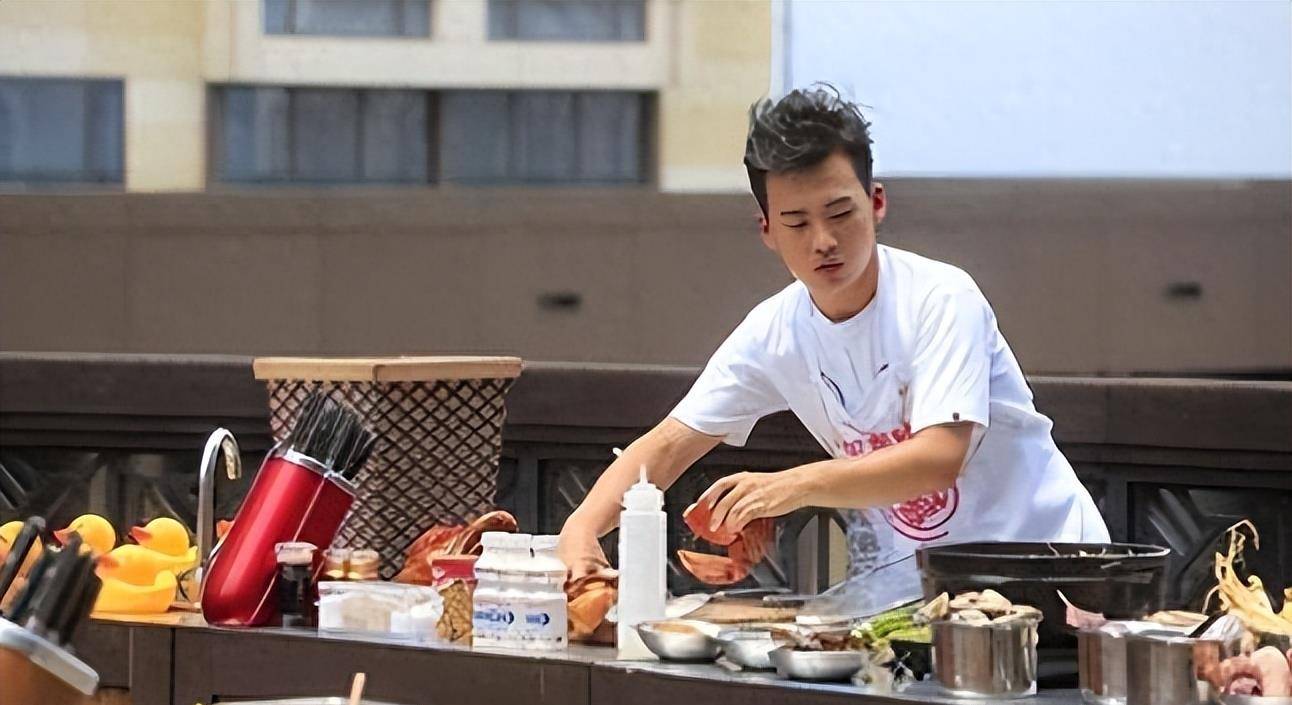刘一帆不仅不品尝郭麒麟的菜,还责备他在别人的帮助下才完成任务,这种
