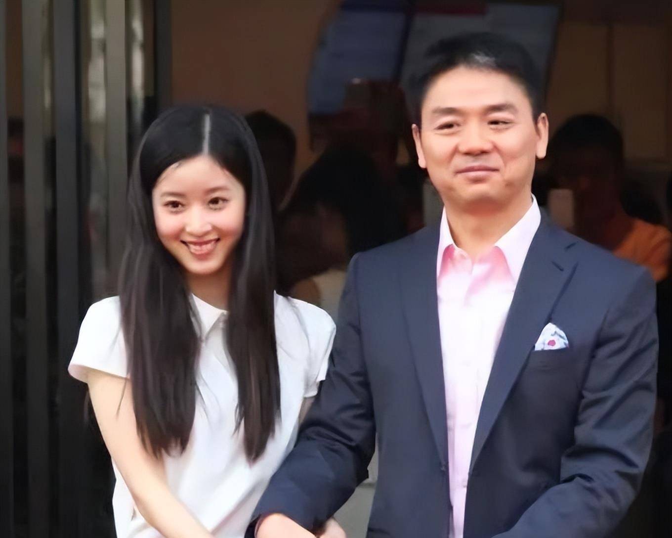 被曝花100万请家庭教师,7岁女儿罕见曝光_刘强东_网友_奶茶