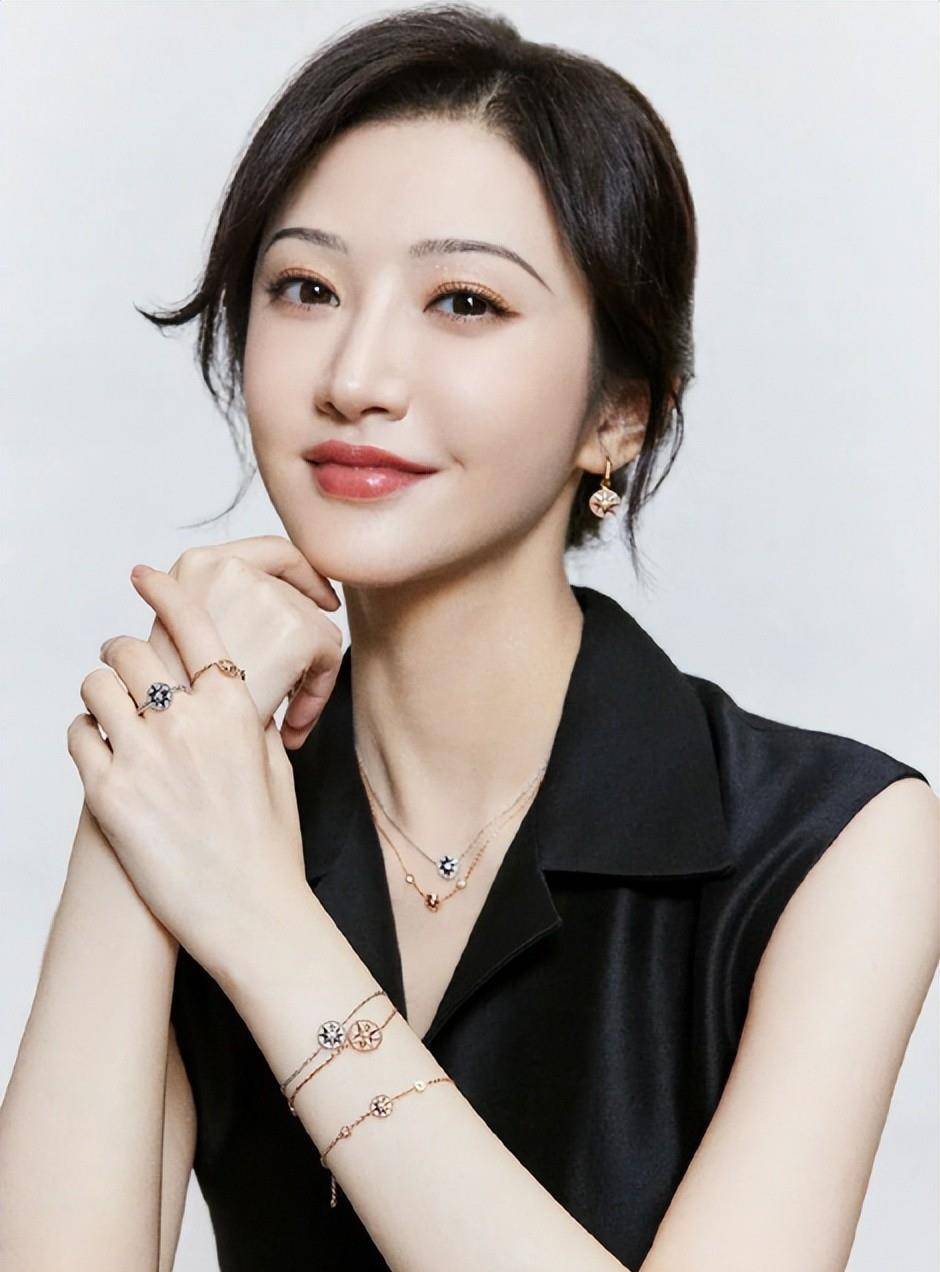 多佩戴这几类首饰,更显个性_衣服_颜色_女性