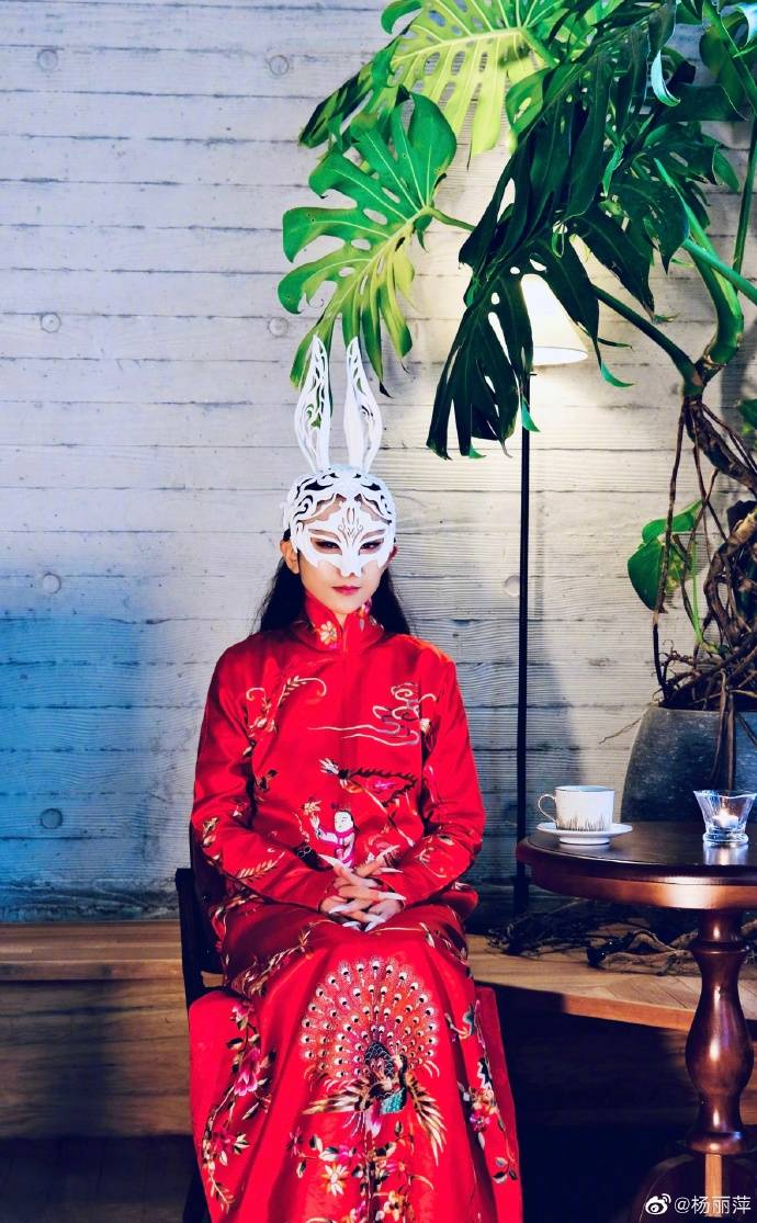 原创            杨丽萍舞蹈大尺度设置引争议，网友：不能把艺术与色情混为一谈！
