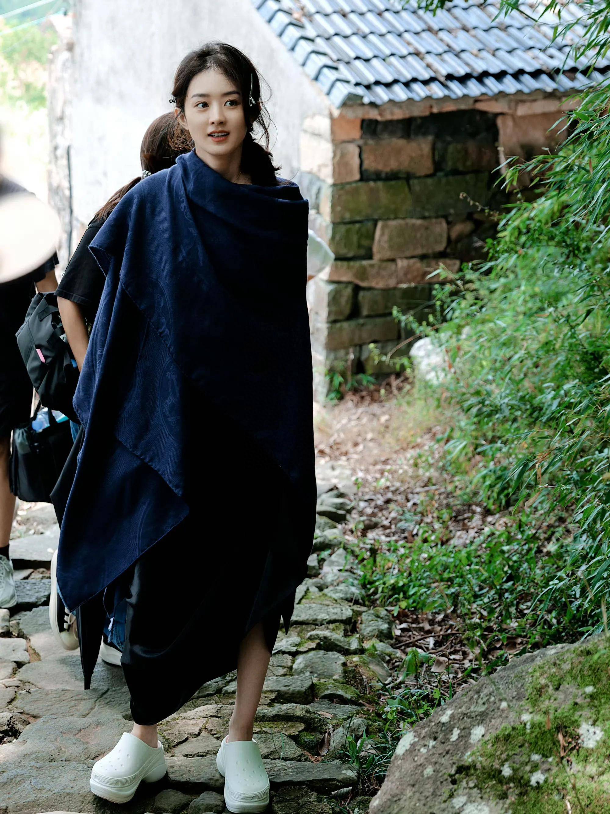 赵丽颖大红大绿好佛系,穿爱马仕斗篷配洞洞拖鞋,超凡脱俗!