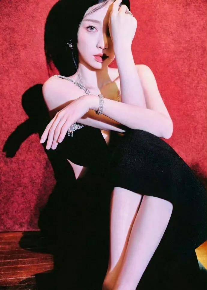 虞书欣闪亮黑抹胸礼服照片好亮白欣欣子_都市_月光_苍兰