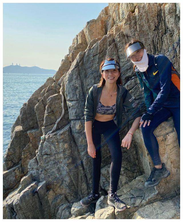 李克勤太太再与车婉婉夫妇开心爬山 一行人挑战难度走了11公里_儿子