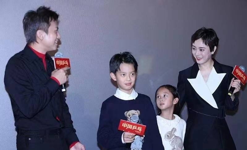 邓超一家四口公开同框,爷仨一个肤色,孙俪涂成假面白得太突兀_显得