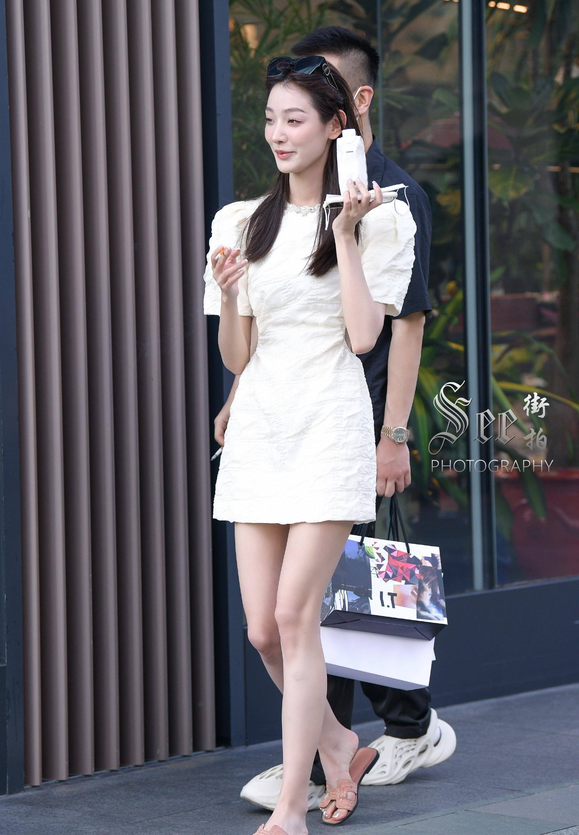 小姐姐穿着纯白色的连衣裙,给人一种甜美动人的感觉,太美了_阳光_人们