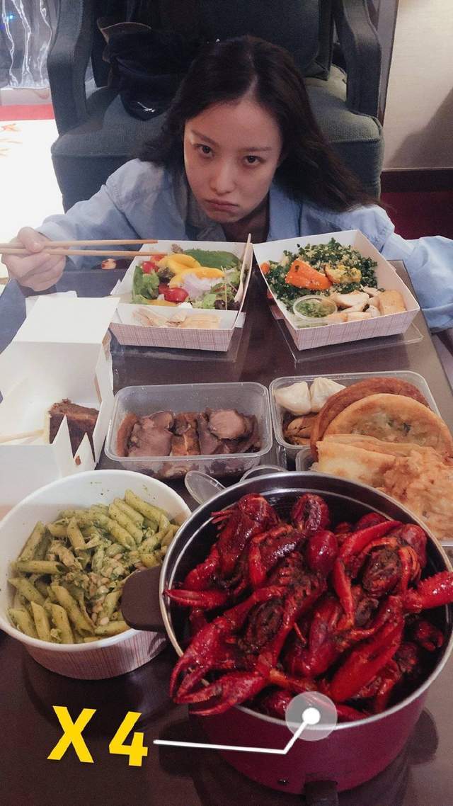 倪妮龙虾吃到撑,迪丽热巴爱吃零食,女明星真能吃还是假人设?