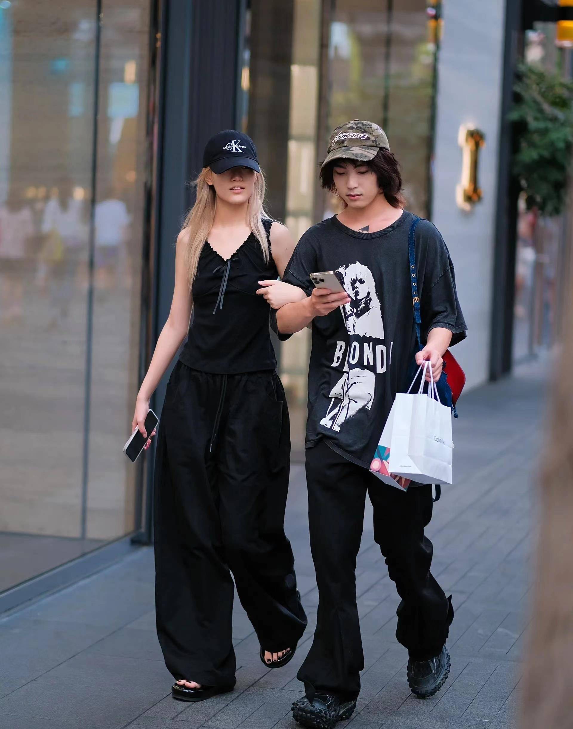 丑闻引发的太古里街拍风潮,满街都是穿着性感衣服的男女_摄影_时尚