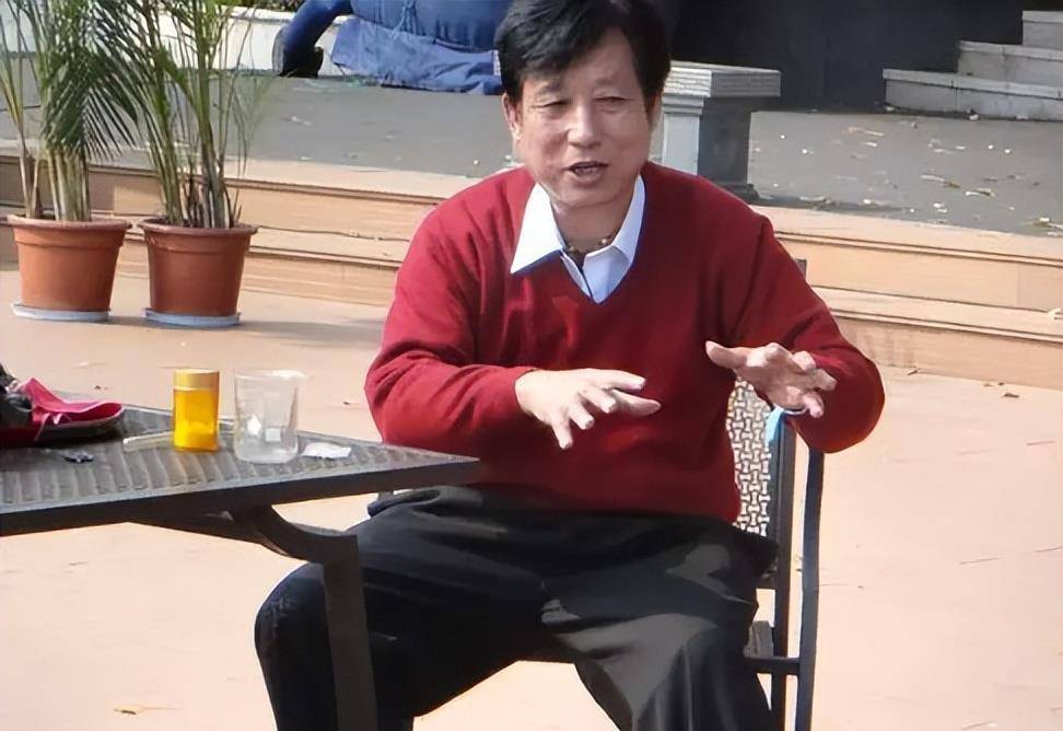 中国第一蛇村:全村人与300万条蛇共同生活,蛇王靠它年入千万_杨洪昌