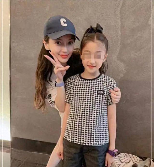 angelababy送儿子上学,打扮低调少女,黄晓明在家长群里_孩子_海绵