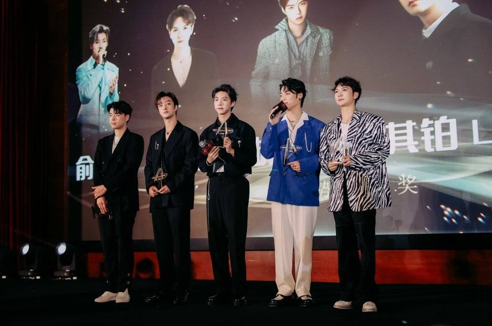 俞更寅用温柔深情的嗓音倾情献唱歌曲《梦岛》;何屹繁带来低频轰炸