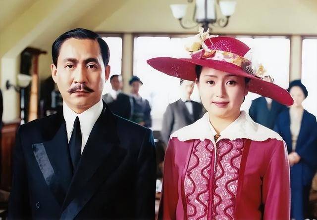 2001年,她还执导了电影《风雨十二年》,由马少骅,佟瑞敏,周莉等担任