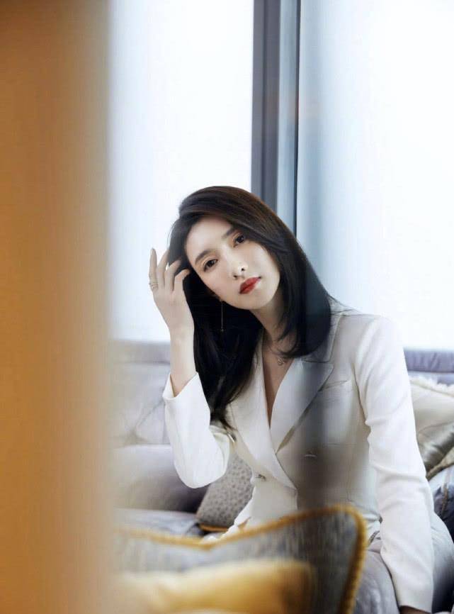 江疏影营业,一身红裙配冷艳大红唇气场超强,展现事业女性自信之美_曹