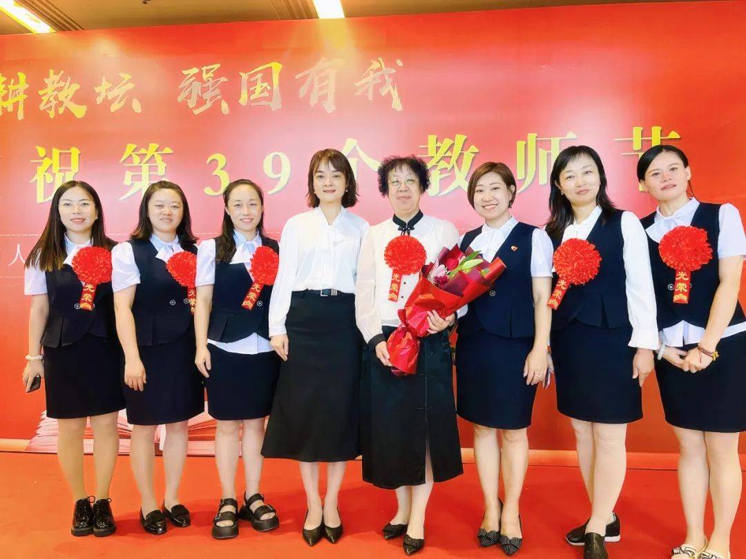 范卫荣老师荣获三十五年教龄表彰,学校党支部书记,校长武建华荣获包头