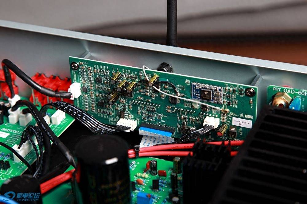 仔细观察,该电路板上集中安装了以ats2825芯片为首的蓝牙模块,ad1955