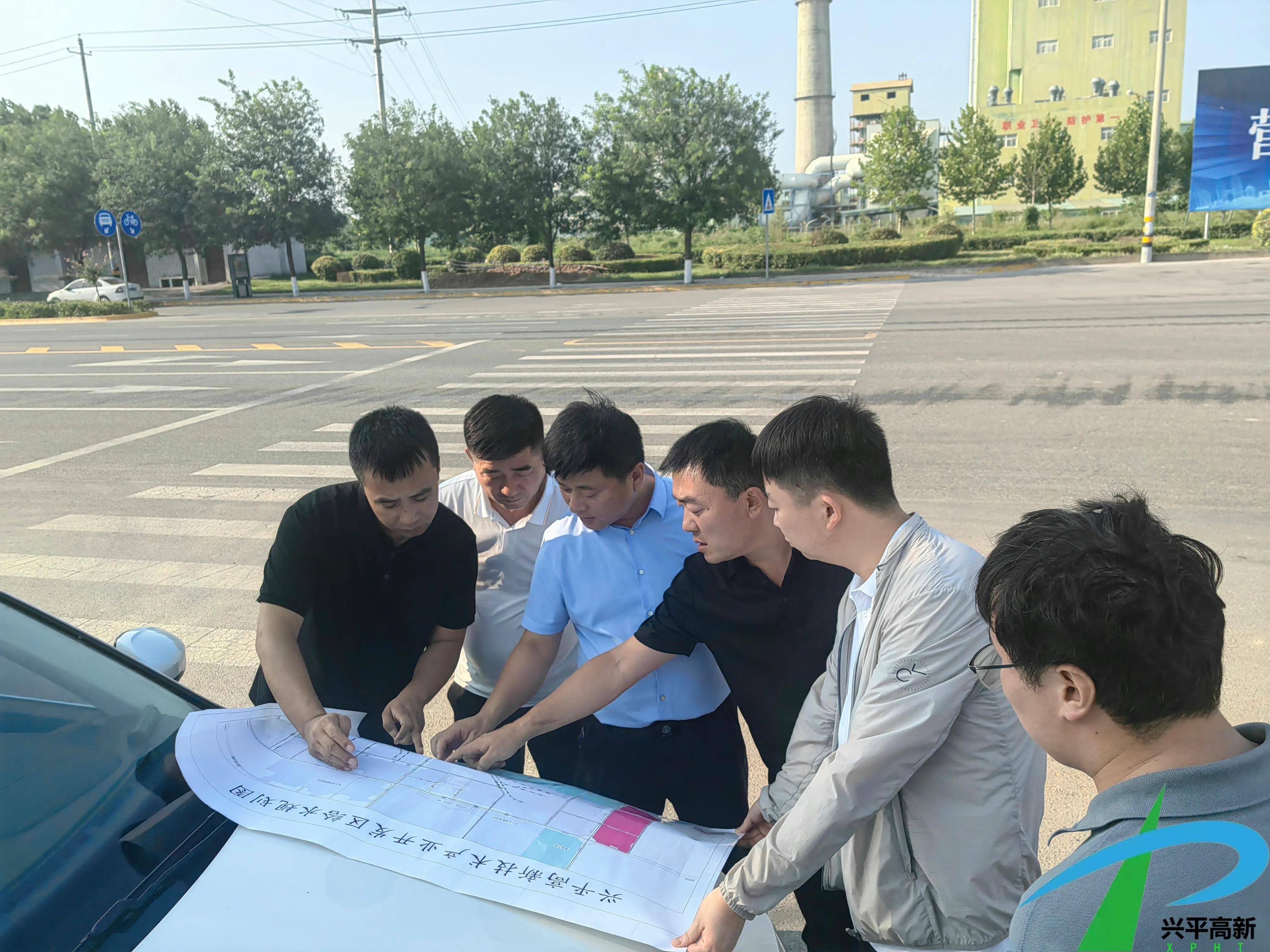 兴平市高新区管委会主任梁养奎检查管沟项目建设情况