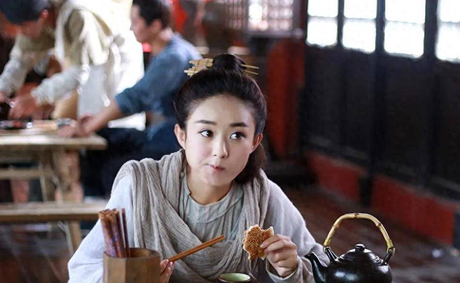 赵丽颖吃东西,吓跑我了,她实在是太能吃了?养不起了_鸟儿_自由_包子