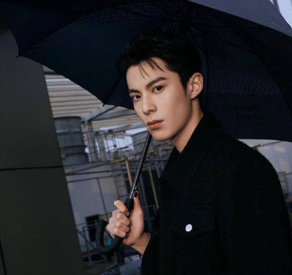 王鹤棣:出道前生活艰苦,不仅当教官还当模特,父母开着小吃店_演技