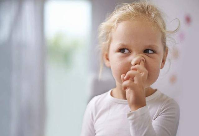 孩子流鼻血是什么原因导致的(孩子流鼻血时怎么处理)