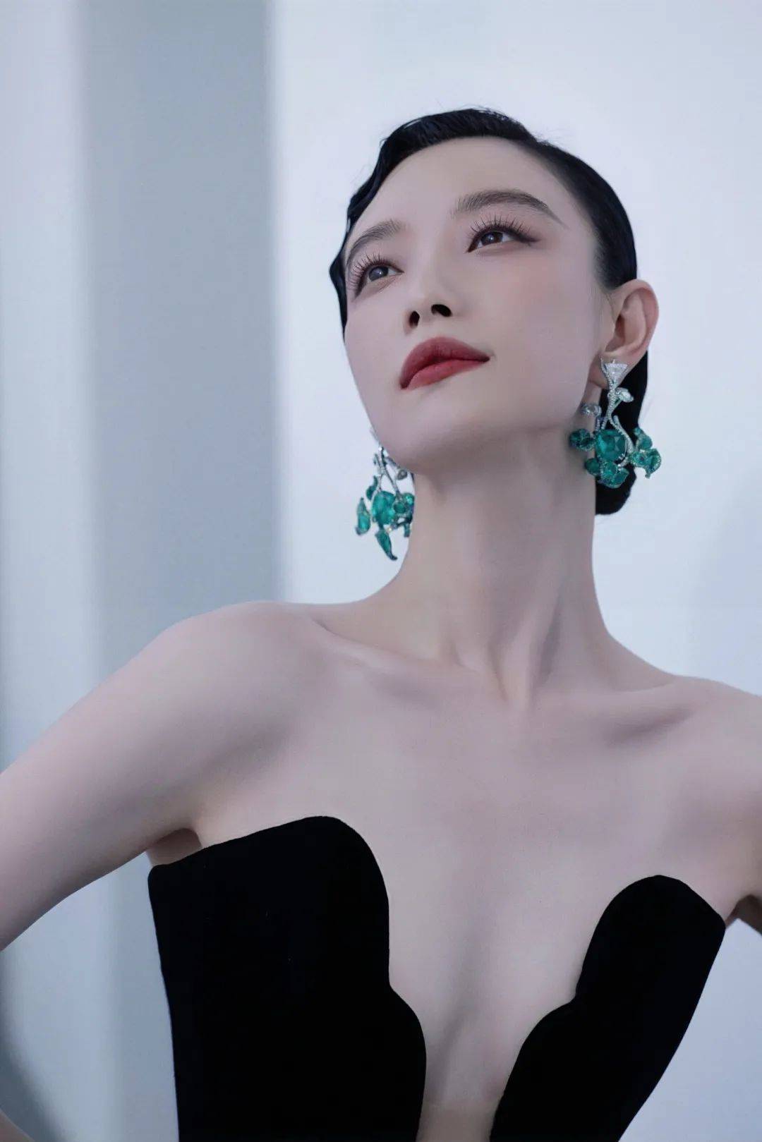 这次的造型也是如此,然也不得不说,倪妮是真的很敢穿