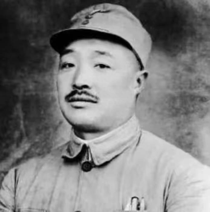 1955年授衔，陈赓闷闷不乐，贺龙安慰：是想老战友了吧_卢冬生_部队_时候