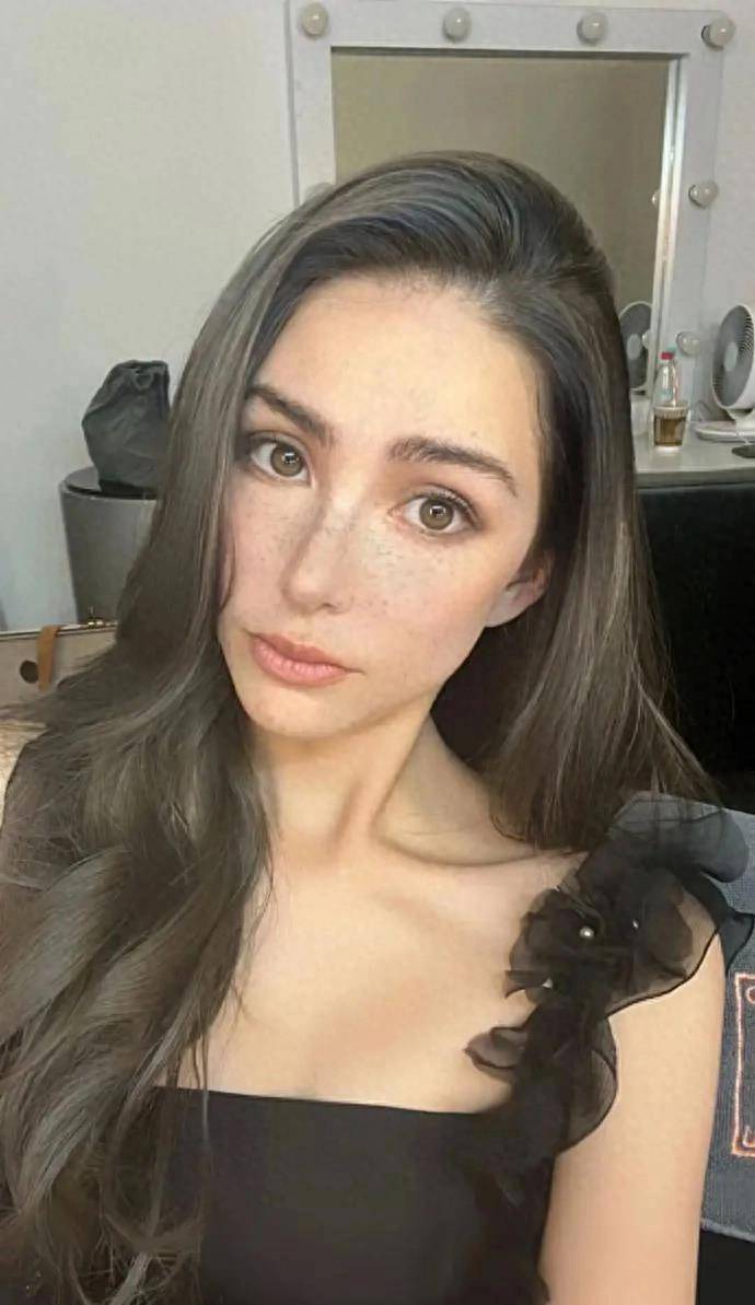 周杰伦老婆昆凌晒近照,满脸雀斑面相恐怖似"毁容",疑混血通病_作为一