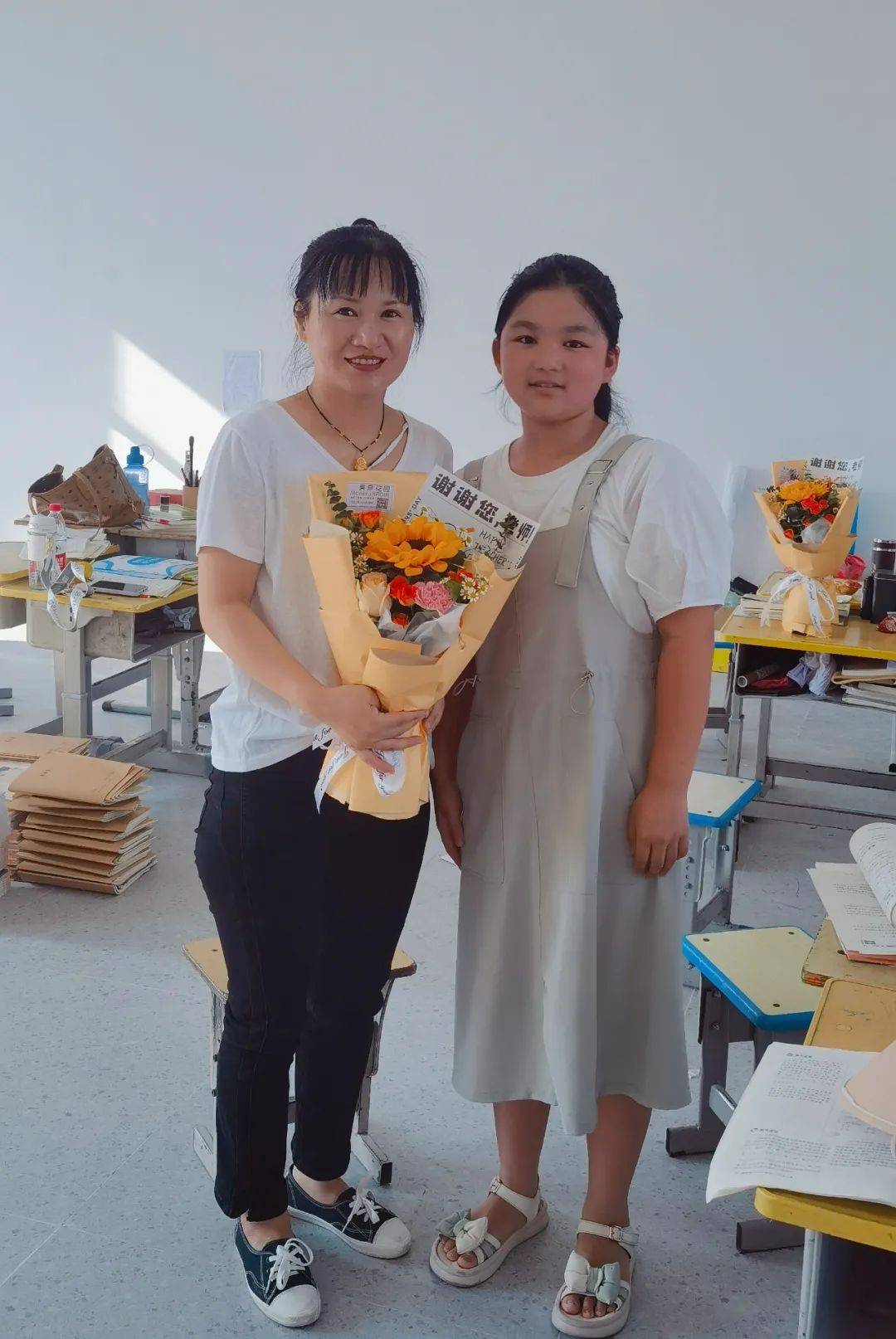 将鲜花送到原六一班李颖颖,赵莹,鲁大龙三位老师的手中,以此来表达对