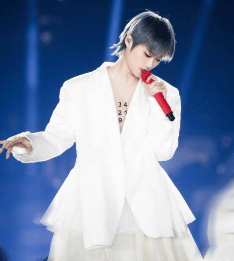 李宇春带火"数字内搭",远处看像纹身,拉近镜头:不是自己画的?