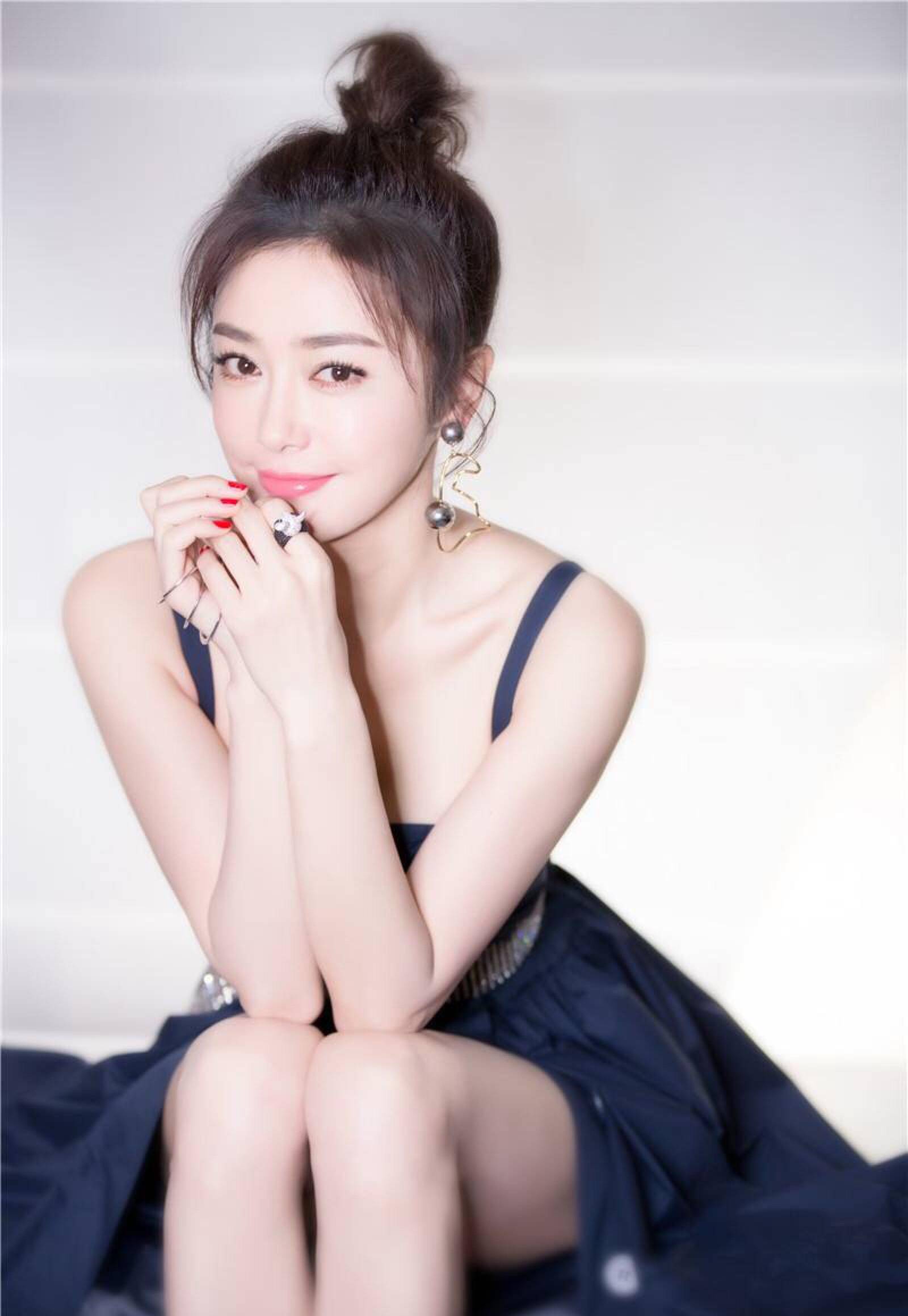 41岁秦岚好清纯,晒男友视角写真,短裤背心美似18岁少女_生活_网友