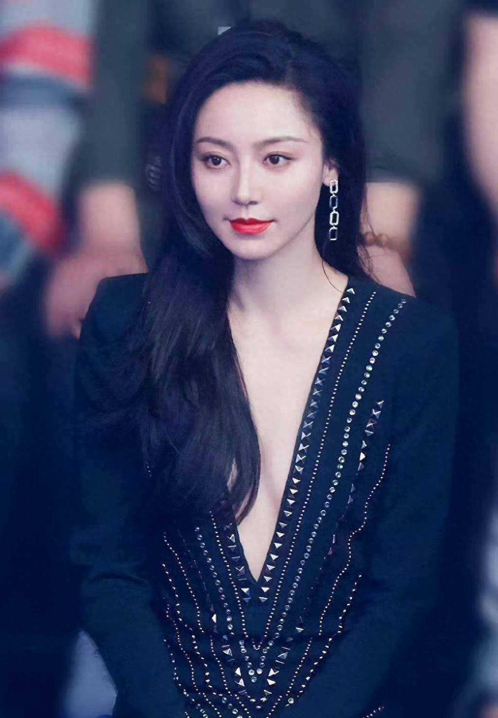 黄梦莹十分期待,身穿深v小黑裙展现s曲线, "筷子腿"又细又长