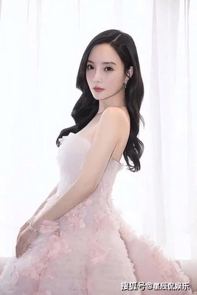 李小璐复杂情史:出道后拿下李晨,跟韩庚街头亲吻,婚内红杏出墙_明星