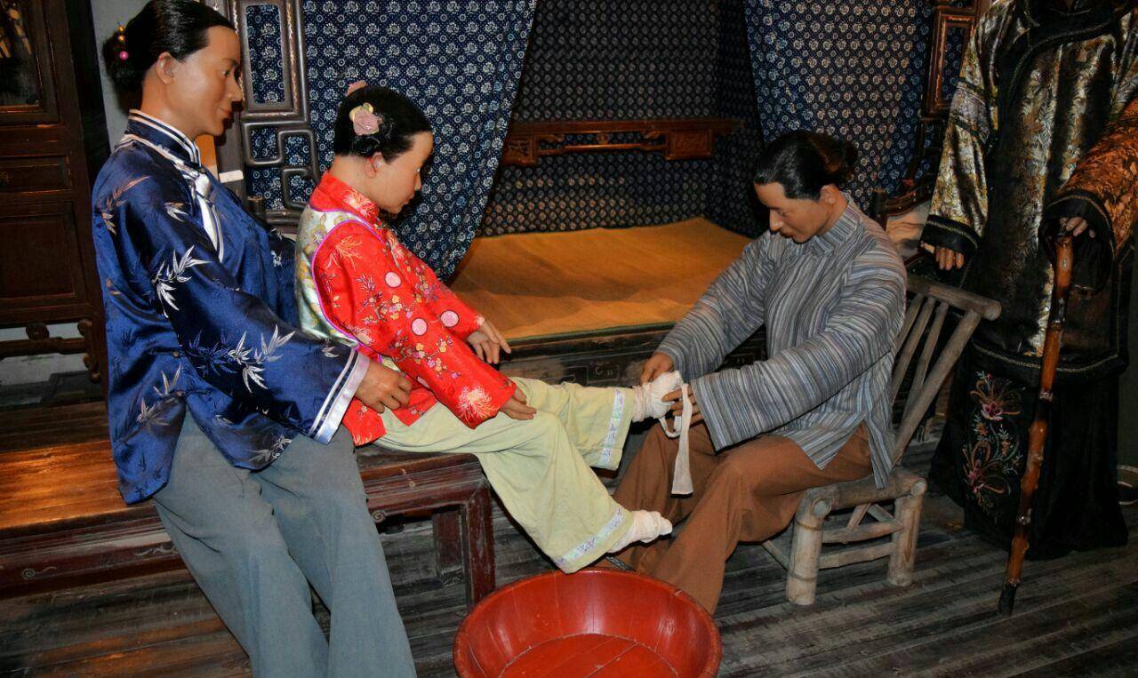 古人审美有多可怕?女性要缠三寸金莲,脚越小求亲的越多_小脚_人们_女