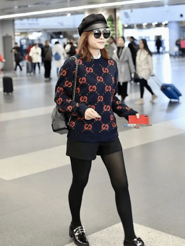 黑色丝袜搭配超短裤,叶一茜彻底变身街头路人,网友:完美!