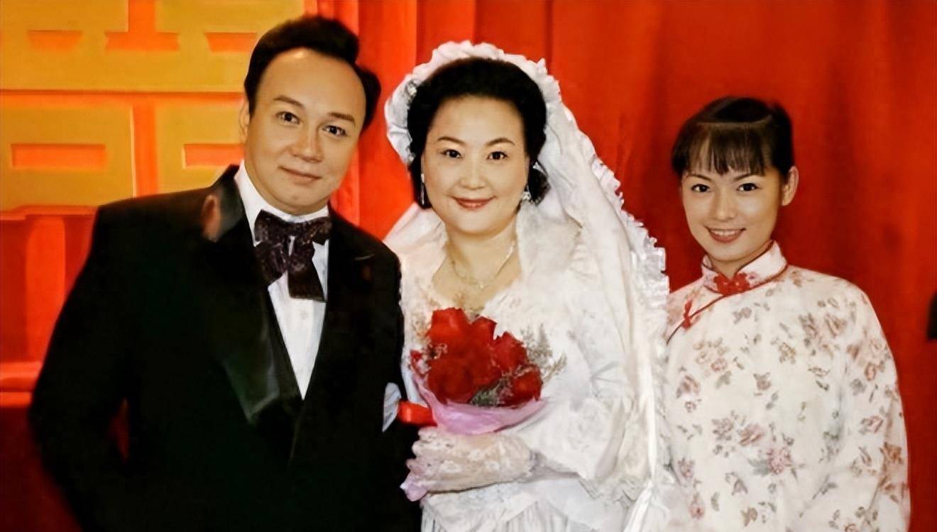 63岁的八姑黄伟香,戏里嫁给太子炳,现实丈夫另有其人