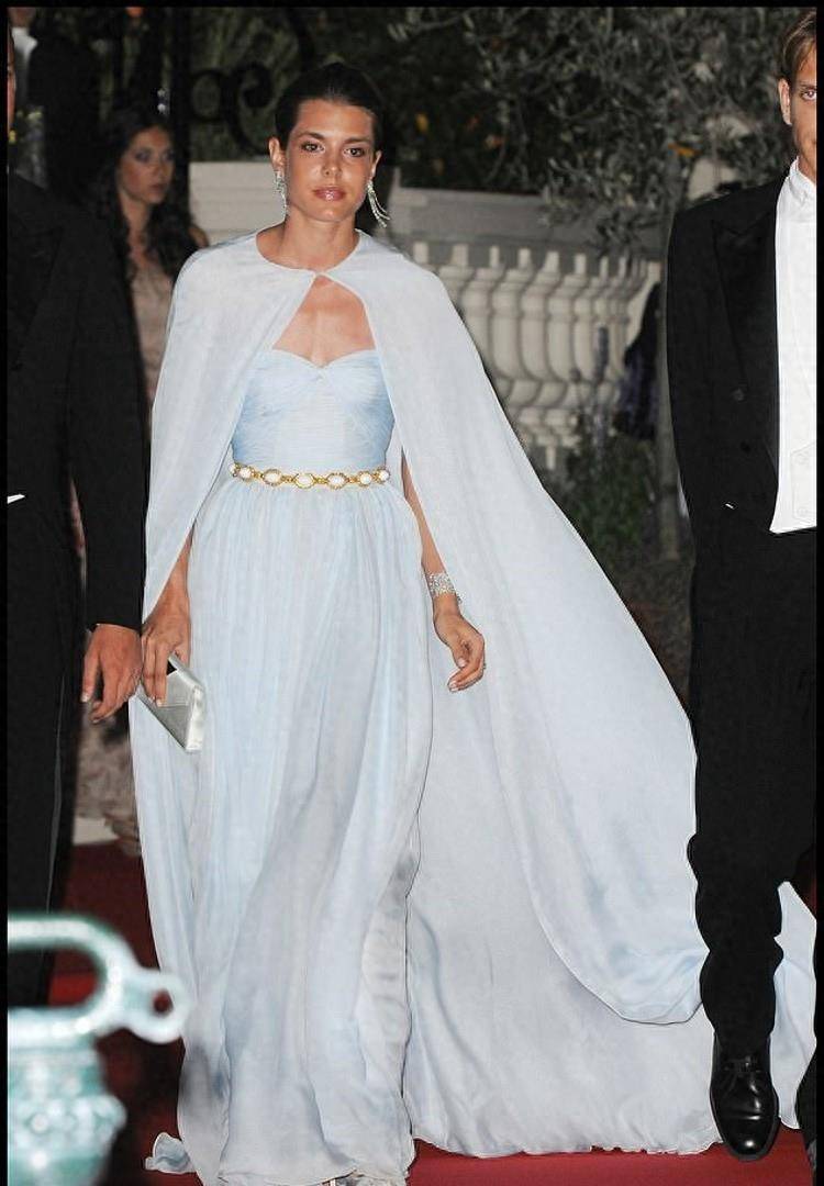 跟着英国公主学穿:斗篷风_梅根_连衣裙_穿着