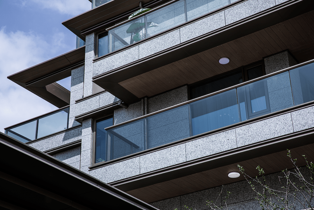 带来奢侈尺度的观景面,外立面采用的高级灰石材和香槟金铝板,更是延伸