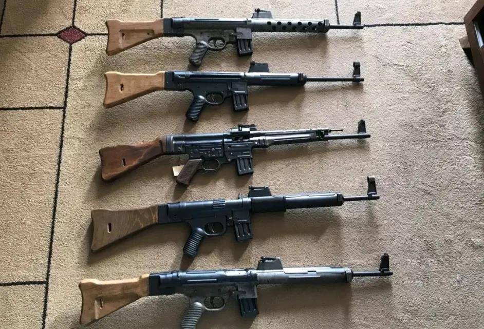 恶魔毁灭前的丑陋挣扎——二战末期纳粹德国的末日枪械大盘点_希特勒